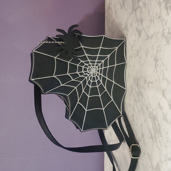 Heart Shaped Spider Web Crossbody - Picture 1 of 4
